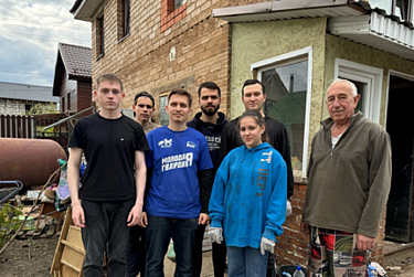 Молодежь помогает жителям устранять последствия наводнения